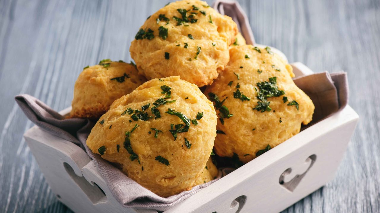 Bolinho De Mandioca Simples Frito E Recheado Que Fica Uma Maravilha