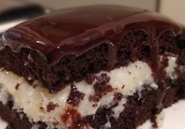 Bolo de prestígio prático é um bolo de chocolate com coco bem gostoso e macio
