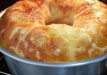 Bolo pão de queijo prático basta bater os ingredientes no seu liquidificador e levar para  assar