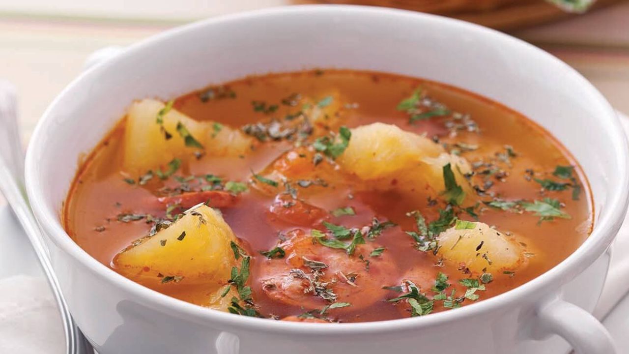 Caldo De Mandioca Com Linguiça é Um Caldo Quente Muito Encorpado E Delicioso Para O Frio