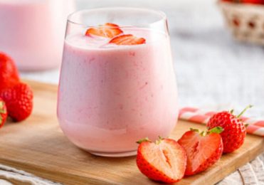 Iogurte caseiro de morango receita prática rende até uns 2,5 litros de iogurte