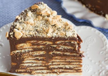 Palha italiana de amendoim a sobremesa perfeita feita com chocolate e biscoito