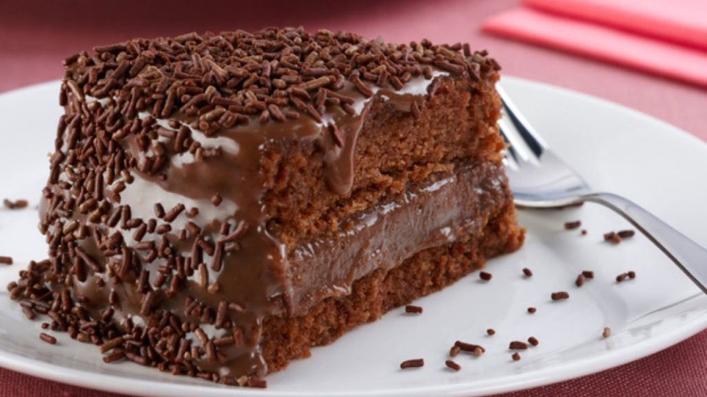 Receita bolo de chocolate recheado de brigadeiro com cobertura de chocolate