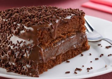 Receita bolo de chocolate recheado com brigadeiro e cobertura de chocolate uma delícia