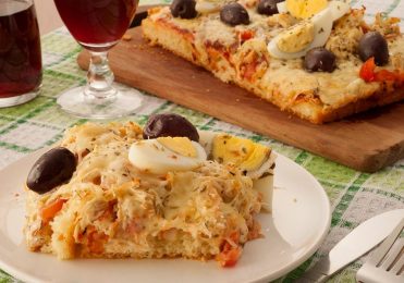 Torta de pizza: presunto, queijo e tomate. São feitas em um liquidificador e é fácil!