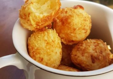 BOLINHO DE TAPIOCA COM QUEIJO COALHO