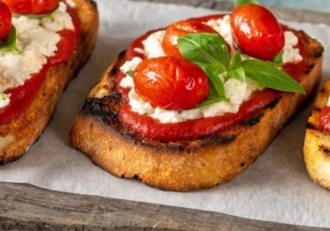 BRUSCHETTA SIMPLES PARA OS ROMÂNTICOS!