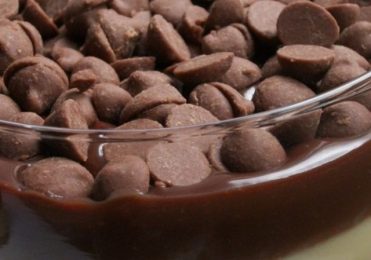 MOUSSE DE MARACUJÁ COM COBERTURA DE CHOCOLATE