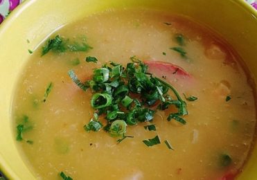 SOPA DE MANDIOCA COM CARNE DE PORCO