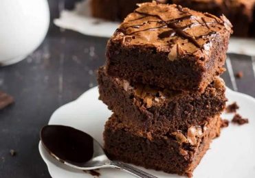 Brownie de chocolate feito na air fryer receita prática e fácil fica macio e crocante ao mesmo tempo