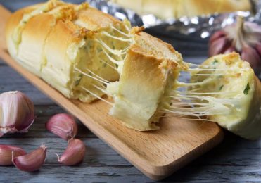 Pão de alho para churrasco caseiro com ingredientes que você já deve ter em casa