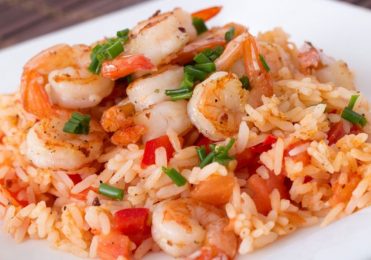 Salada de camarão com arroz transforme o seu paladar com essa receita