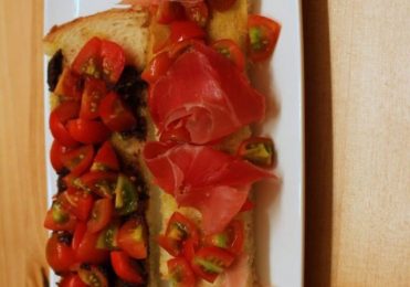 BRUSCHETTA DE TOMATE CEREJA