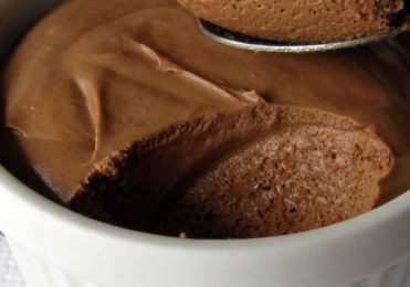 MOUSSE DE CHOCOLATE PARA 15 PORÇÕES