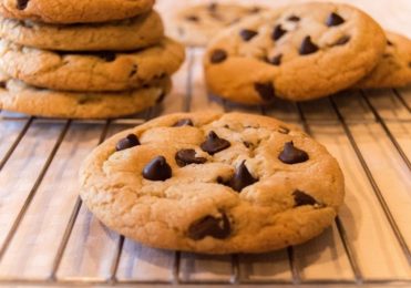Cookie americano extremamente delicioso e fácil de preparar é só misturar modelar e assar