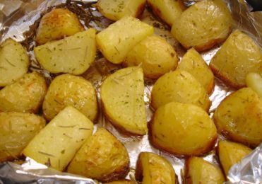 Batata assada no forno perfeita para o almoço de domingo