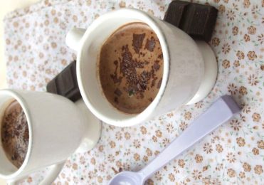 Chocolate quente cremoso com creme de leite perfeito para o tempo de hoje