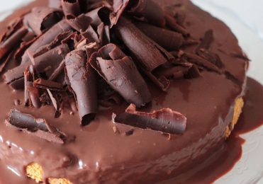 Cobertura para bolo de aniversário de chocolate incrível e fácil