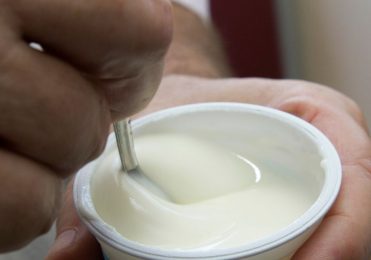 Iogurte caseiro natural ideal para o seu café da manhã