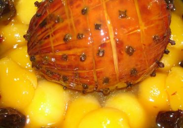 Tender suculento com calda de laranja e abacaxi para a ceia de natal